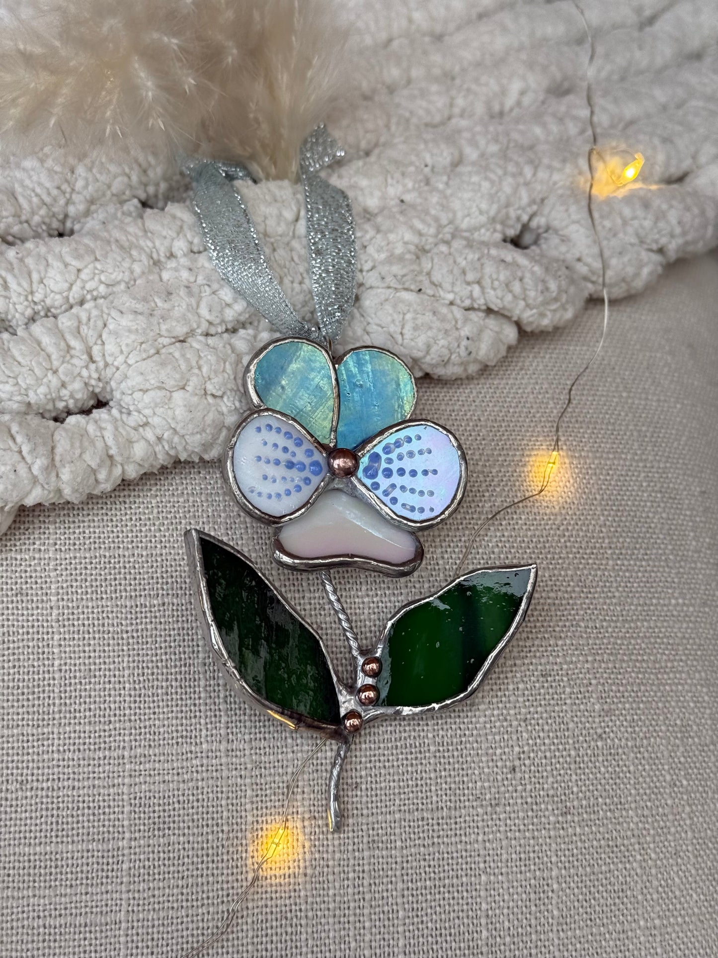 " . Pansy flower with leaves Blue irid & white irid , Stained glass Decorative ORNAMENT, Christmas decoration, Suncatcher