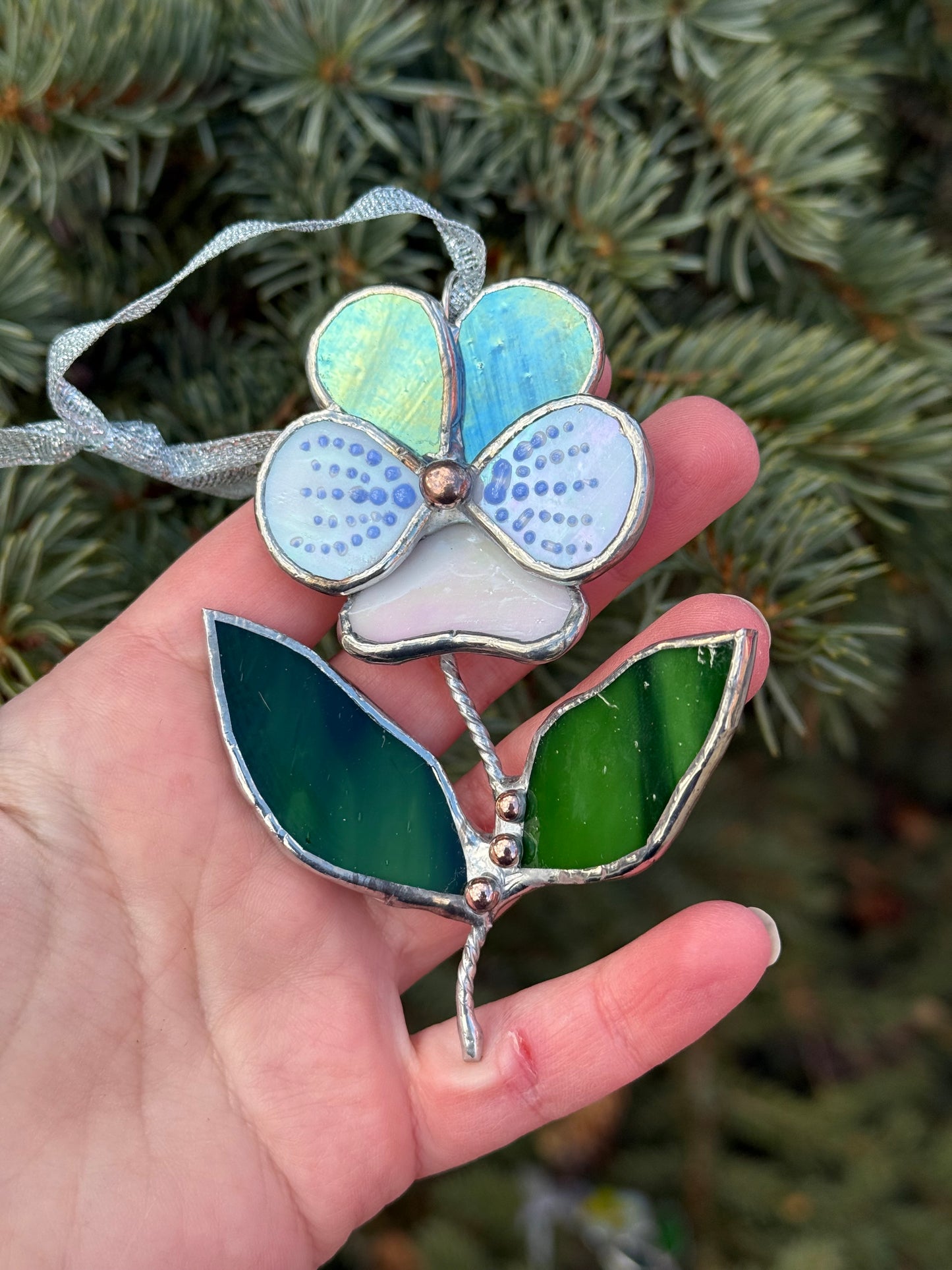 " . Pansy flower with leaves Blue irid & white irid , Stained glass Decorative ORNAMENT, Christmas decoration, Suncatcher