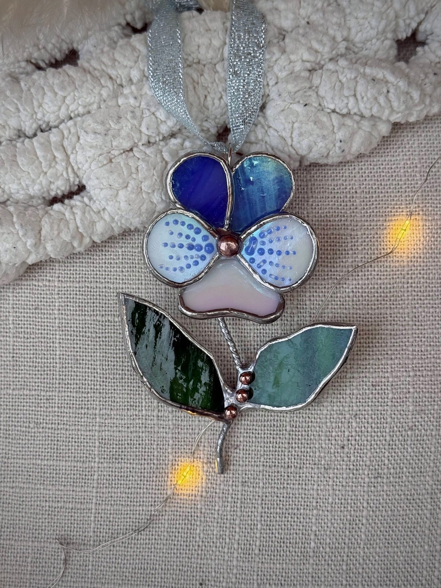 " . Pansy flower with leaves Blue irid & white irid , Stained glass Decorative ORNAMENT, Christmas decoration, Suncatcher