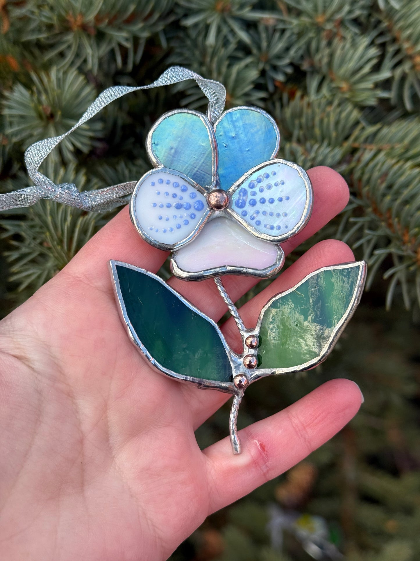 " . Pansy flower with leaves Blue irid & white irid , Stained glass Decorative ORNAMENT, Christmas decoration, Suncatcher