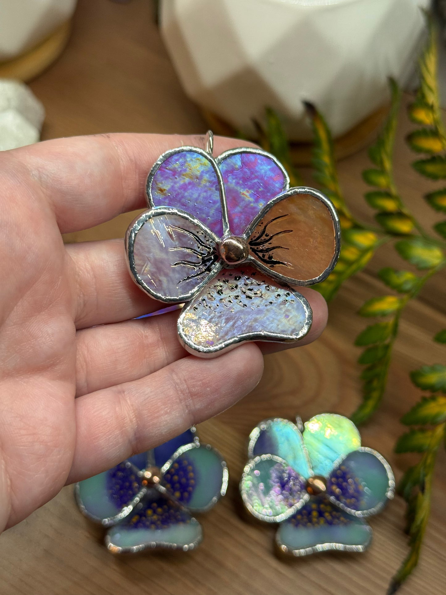 " . Pansy flower Berry red & peach irid , Stained glass Decorative ORNAMENT, Christmas decoration, Suncatcher