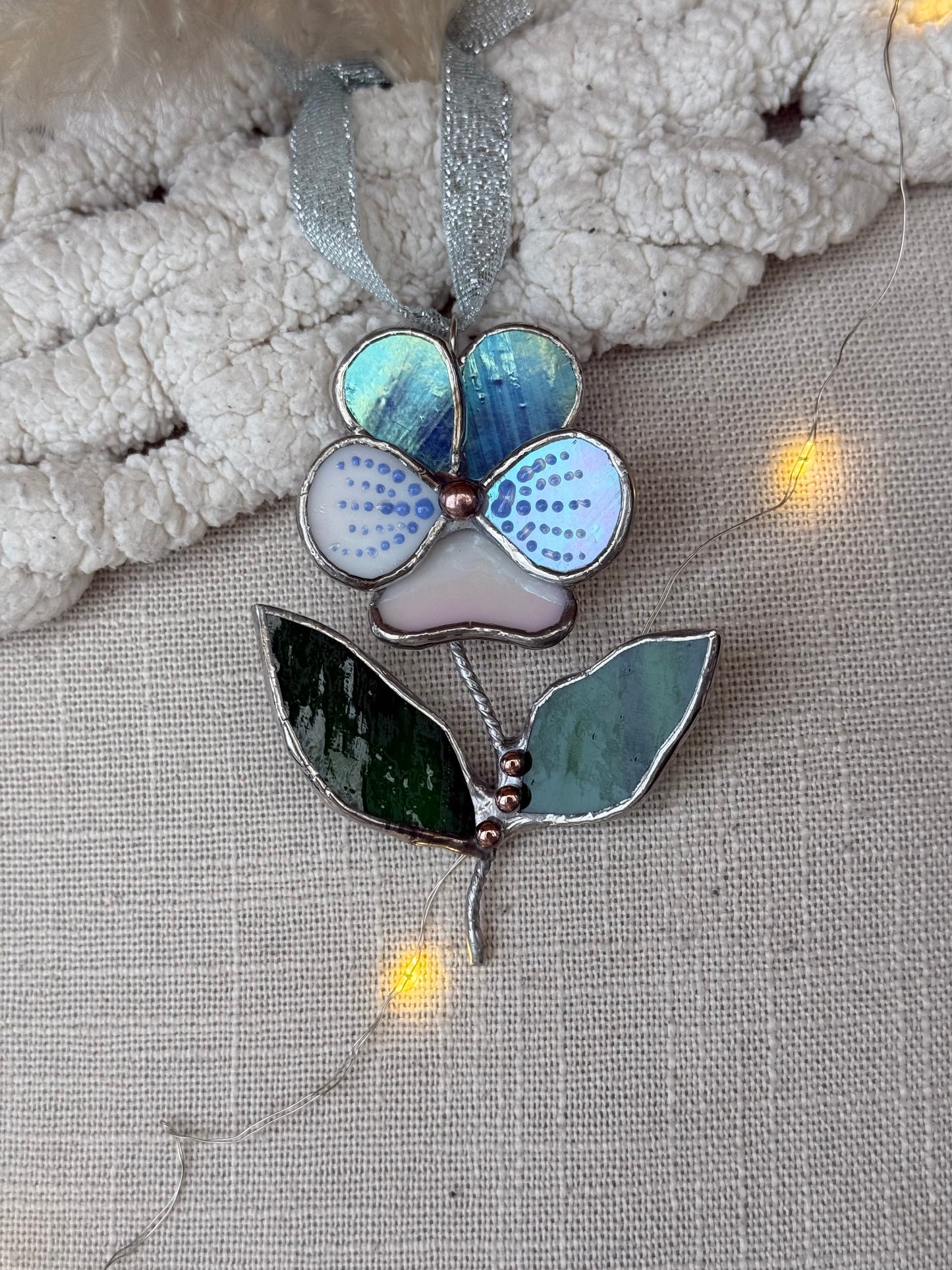 " . Pansy flower with leaves Blue irid & white irid , Stained glass Decorative ORNAMENT, Christmas decoration, Suncatcher