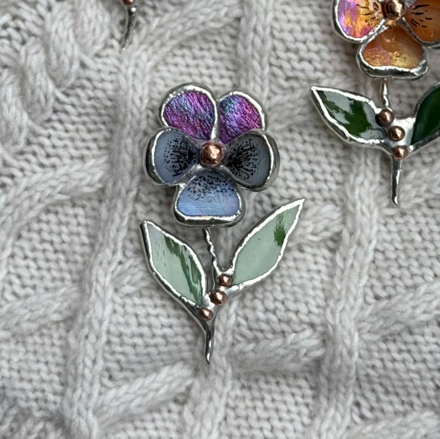 " . Brooch Pansy Flower Mauve irid & pale blue irid” Stained glass tropical flower 3D, art jewelry