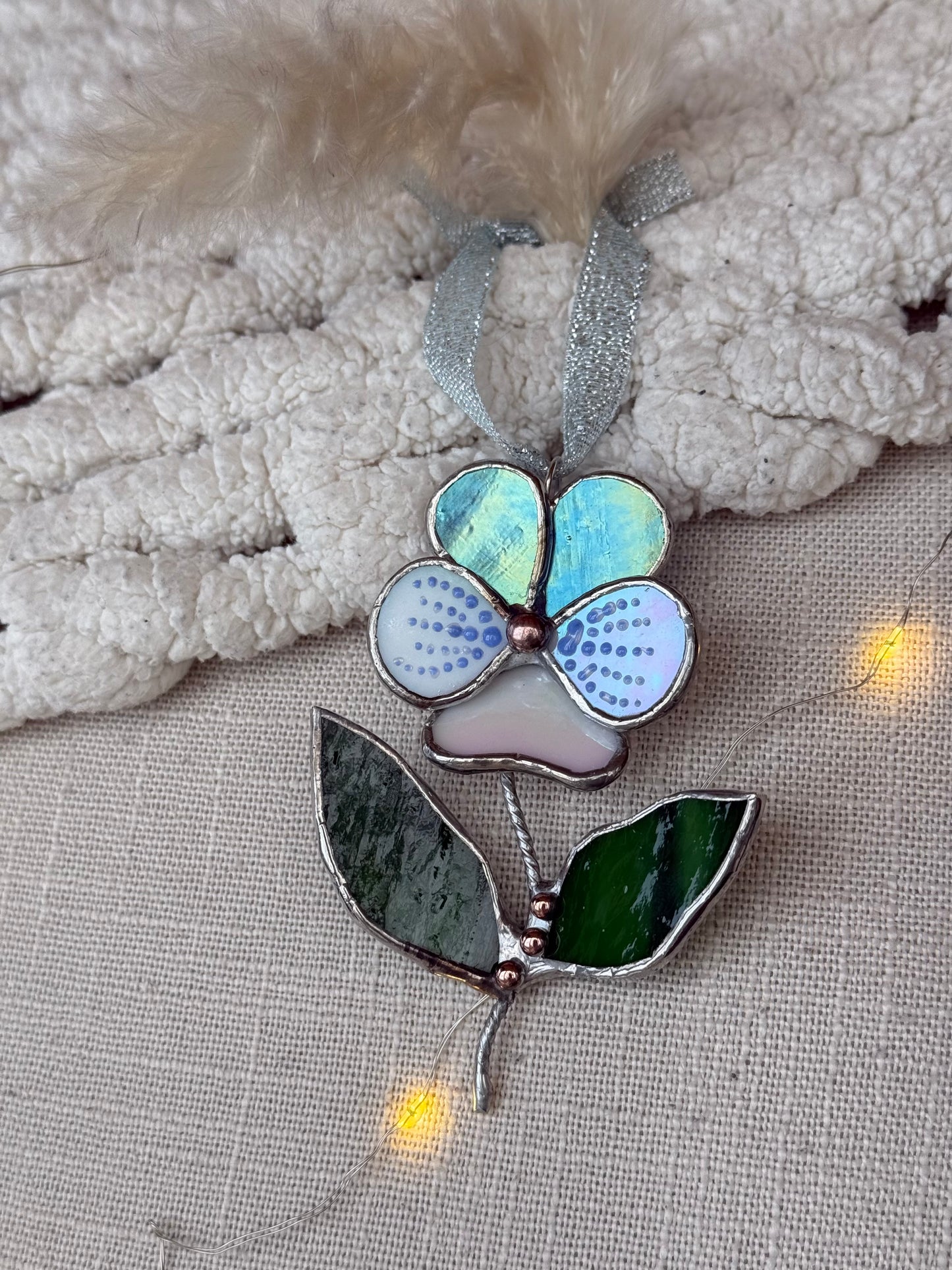 " . Pansy flower with leaves Blue irid & white irid , Stained glass Decorative ORNAMENT, Christmas decoration, Suncatcher