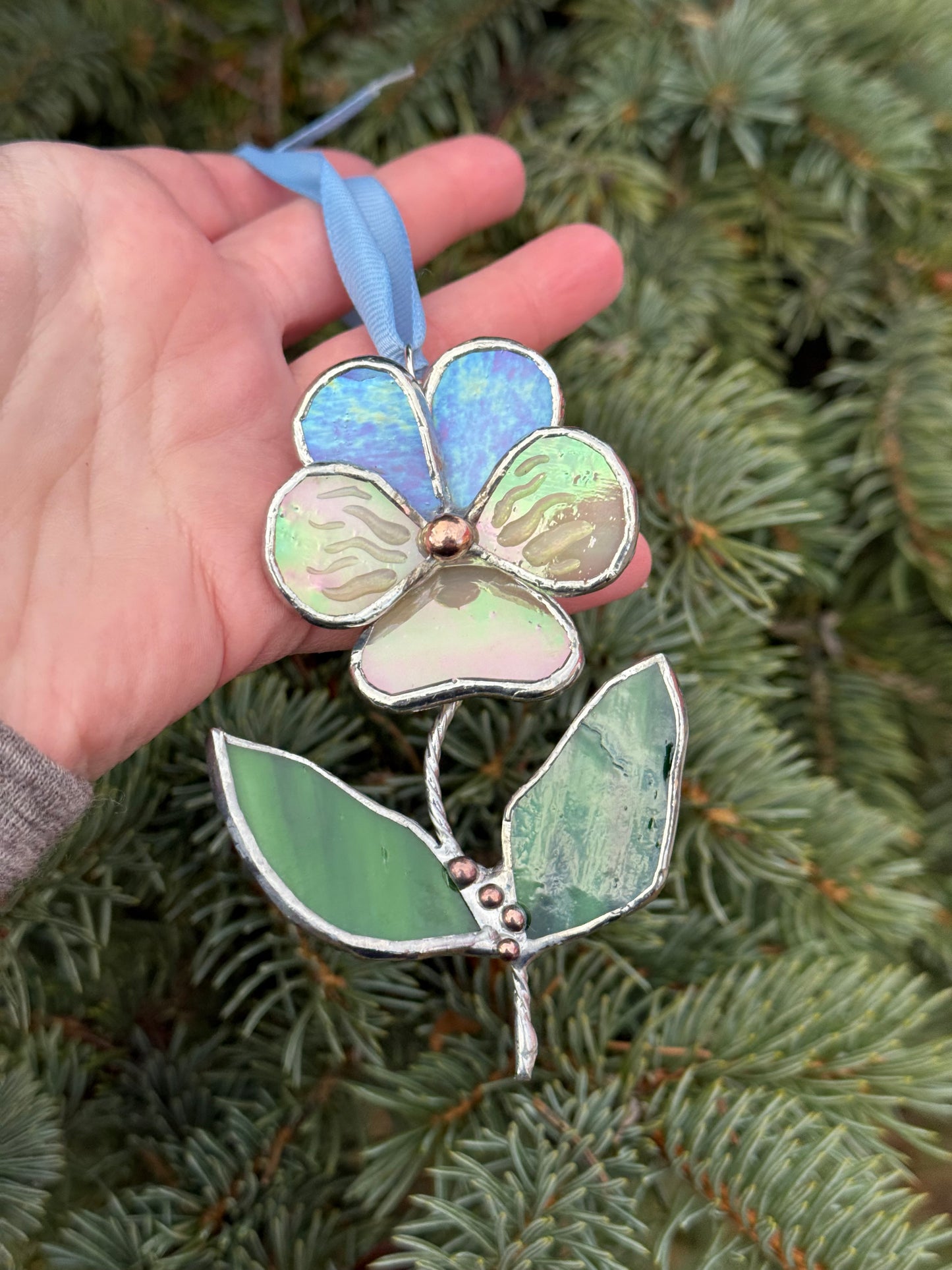 " . Pansy flower with leaves lavender & beige irid , Stained glass Decorative ORNAMENT, Christmas decoration, Suncatcher