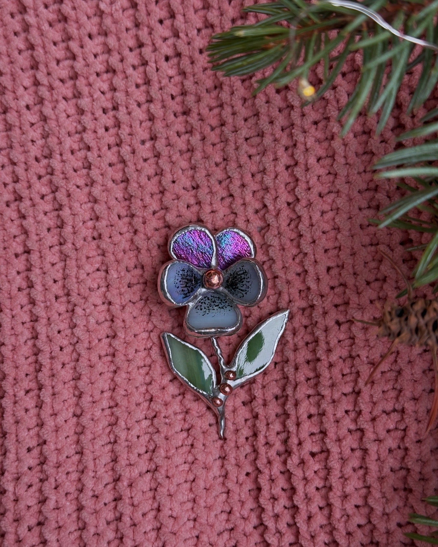 " . Brooch Pansy Flower Mauve irid & pale blue irid” Stained glass tropical flower 3D, art jewelry