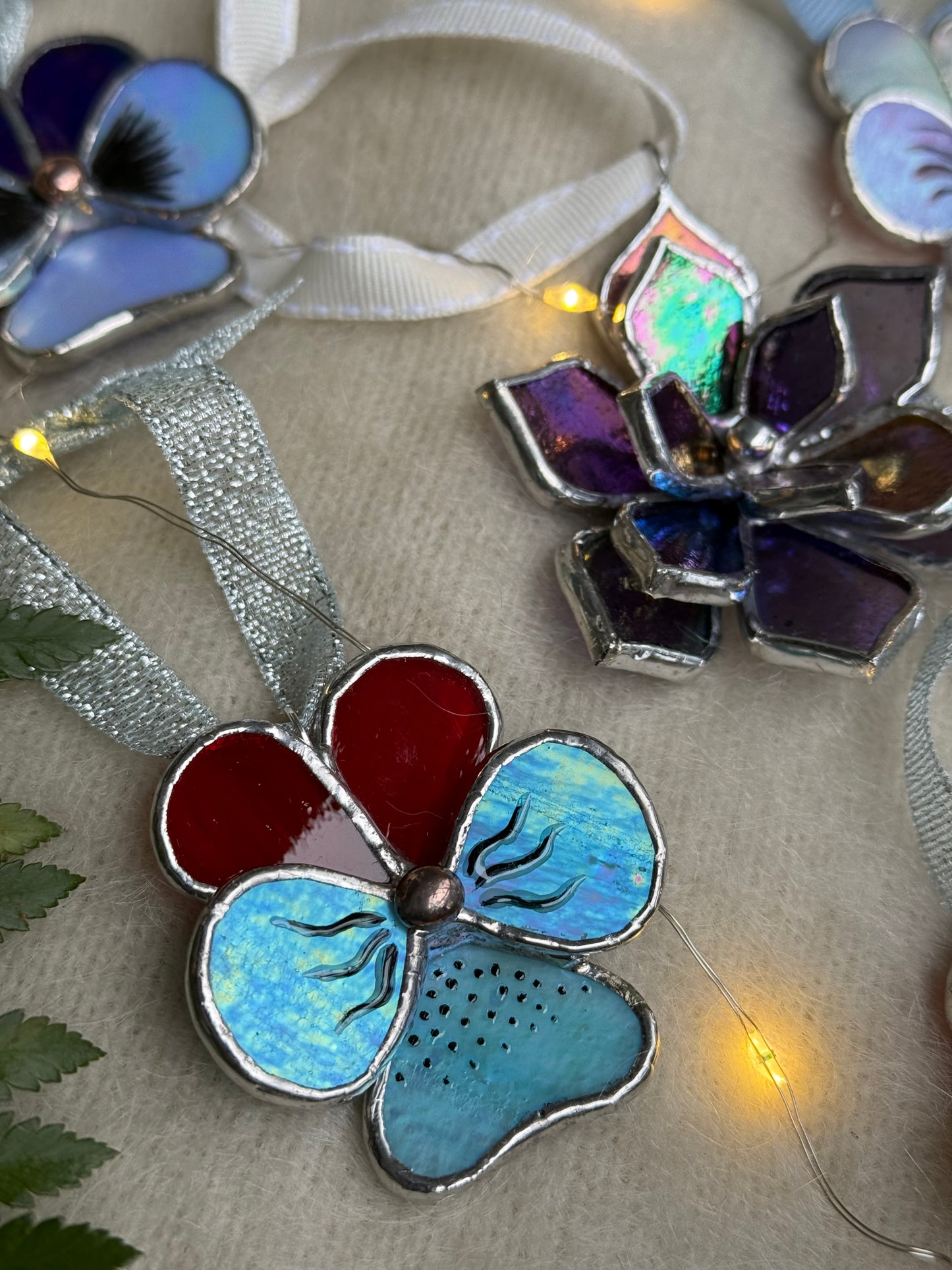 " . Pansy flower Ruby red & Teal irid , Stained glass Decorative ORNAMENT, Christmas decoration, Suncatcher new