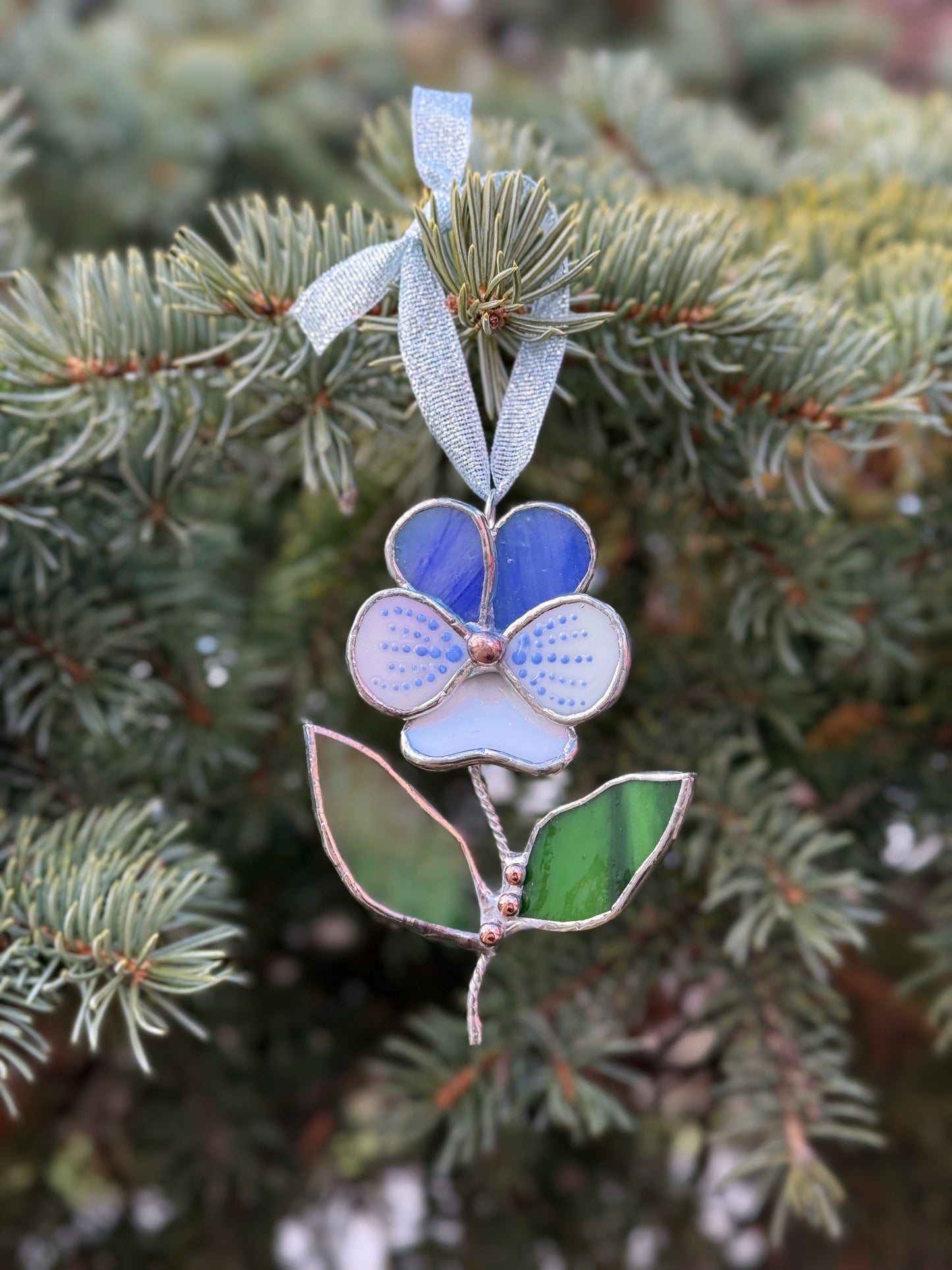 " . Pansy flower with leaves Blue irid & white irid , Stained glass Decorative ORNAMENT, Christmas decoration, Suncatcher