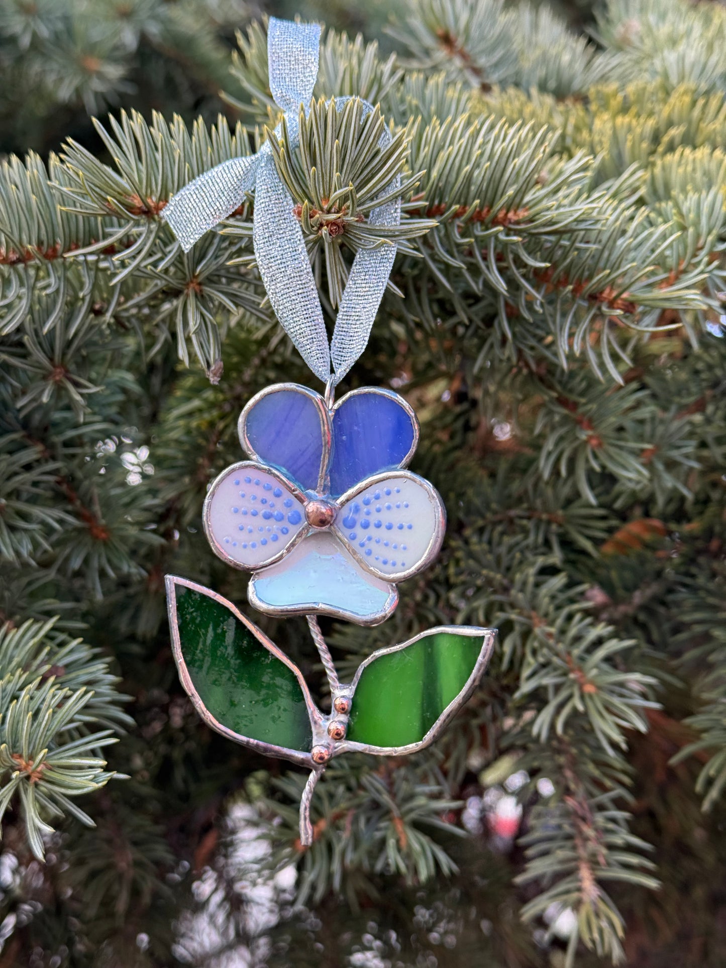 " . Pansy flower with leaves Blue irid & white irid , Stained glass Decorative ORNAMENT, Christmas decoration, Suncatcher