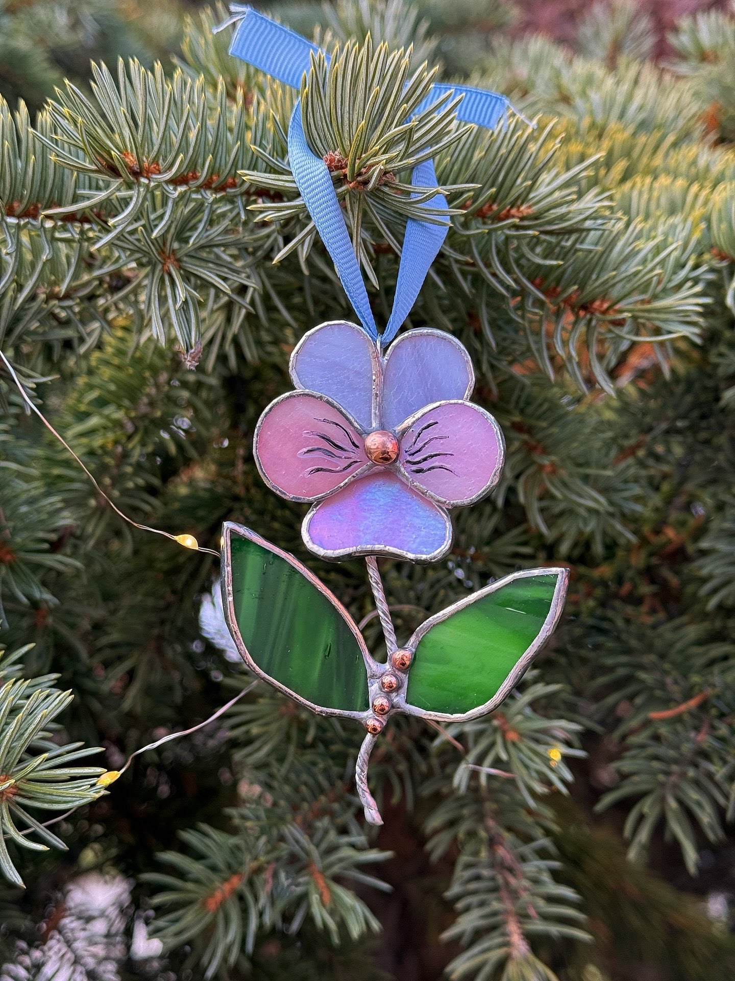 " . Pansy flower with leaves Lavender irid & pink irid , Stained glass Decorative ORNAMENT, Christmas decoration, Suncatcher