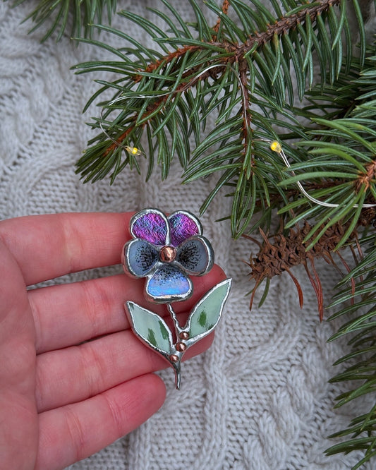 " . Brooch Pansy Flower Mauve irid & pale blue irid” Stained glass tropical flower 3D, art jewelry