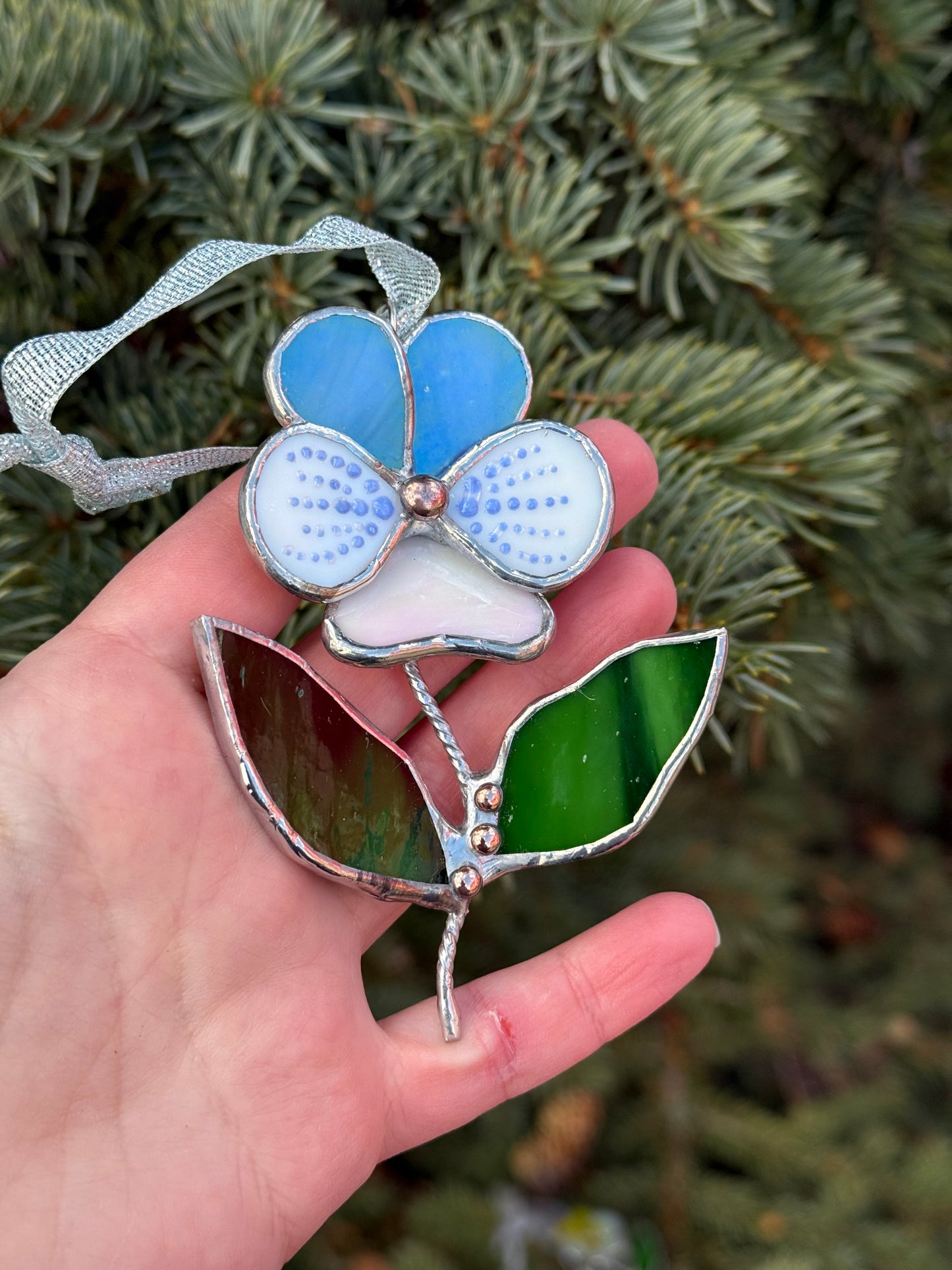 " . Pansy flower with leaves Blue irid & white irid , Stained glass Decorative ORNAMENT, Christmas decoration, Suncatcher