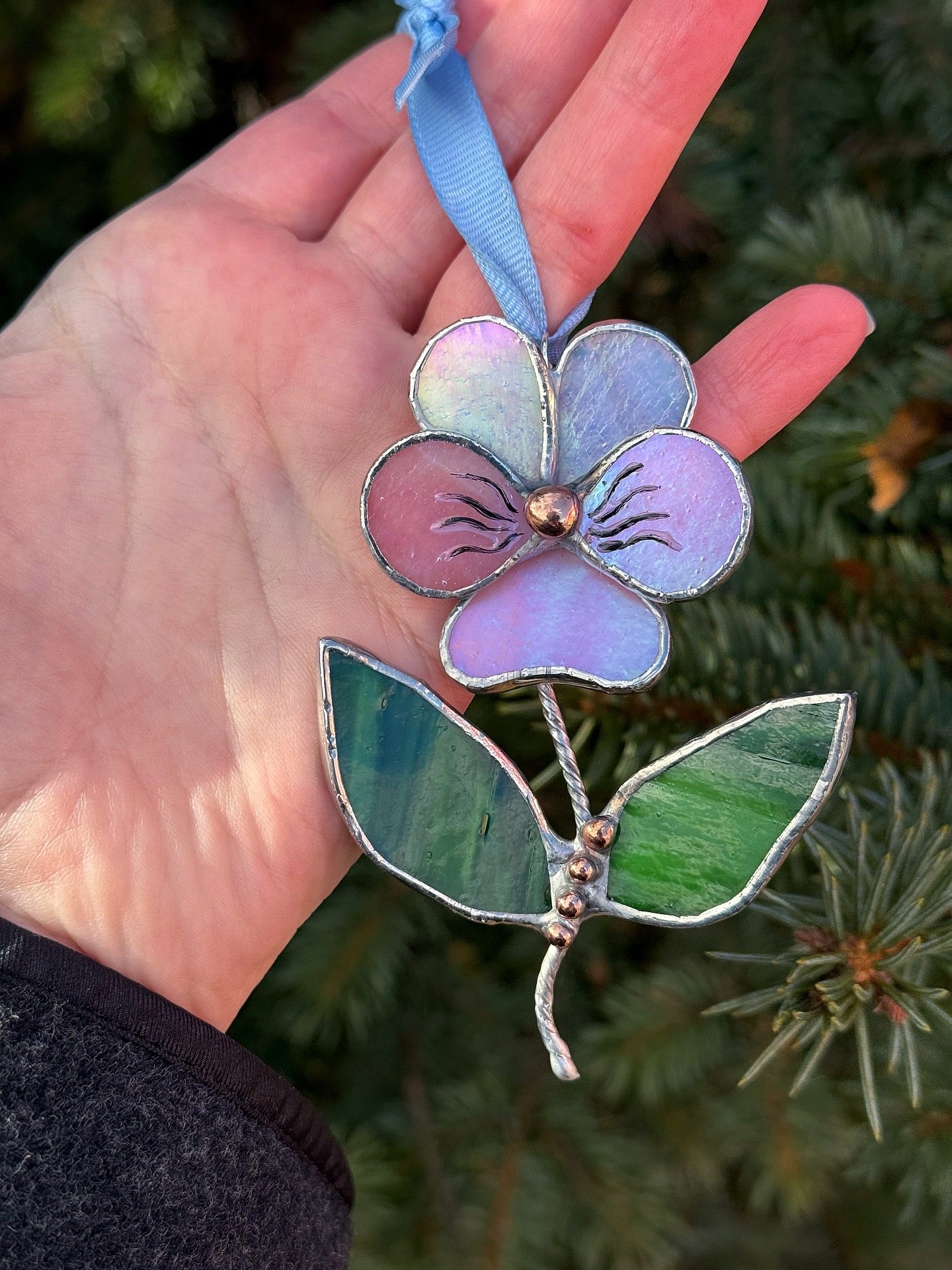 " . Pansy flower with leaves Lavender irid & pink irid , Stained glass Decorative ORNAMENT, Christmas decoration, Suncatcher