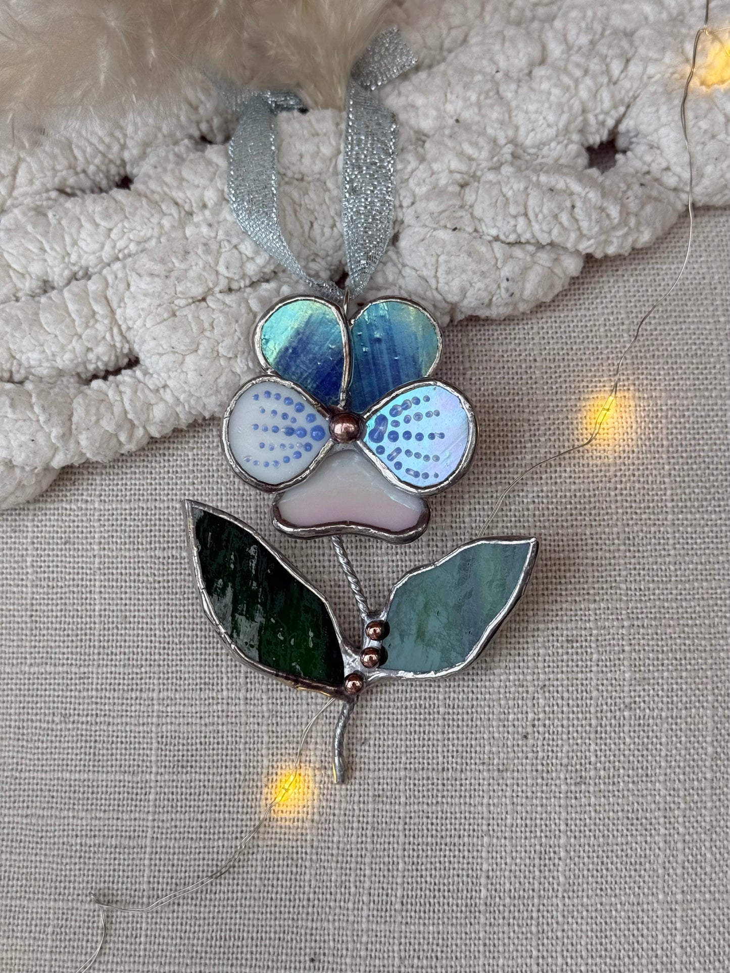 " . Pansy flower with leaves Blue irid & white irid , Stained glass Decorative ORNAMENT, Christmas decoration, Suncatcher