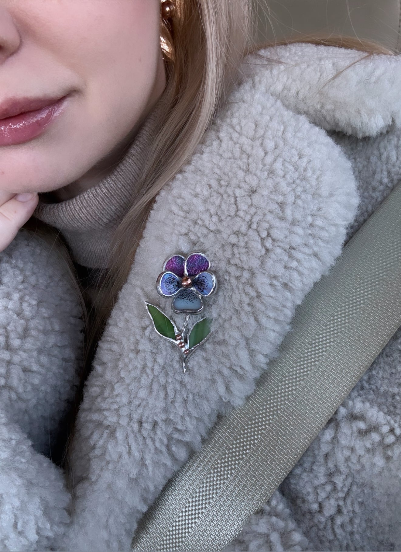 " . Brooch Pansy Flower Mauve irid & pale blue irid” Stained glass tropical flower 3D, art jewelry